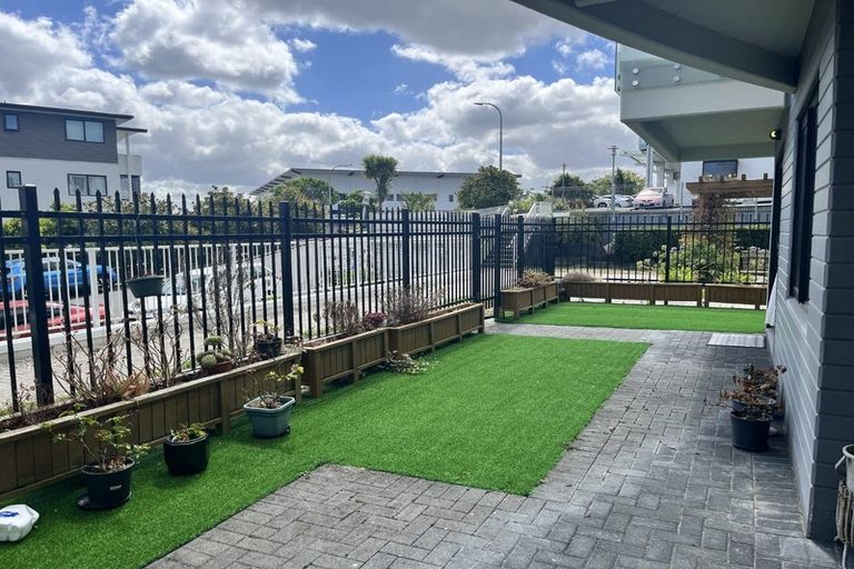 Photo of property in Apollo Apartments, 2/46g Rosedale Road, Rosedale, Auckland, 0632