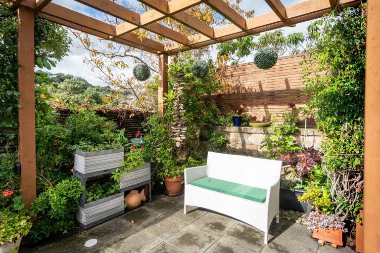 Photo of property in 37 Tiketike Way, Brooklyn, Wellington, 6021