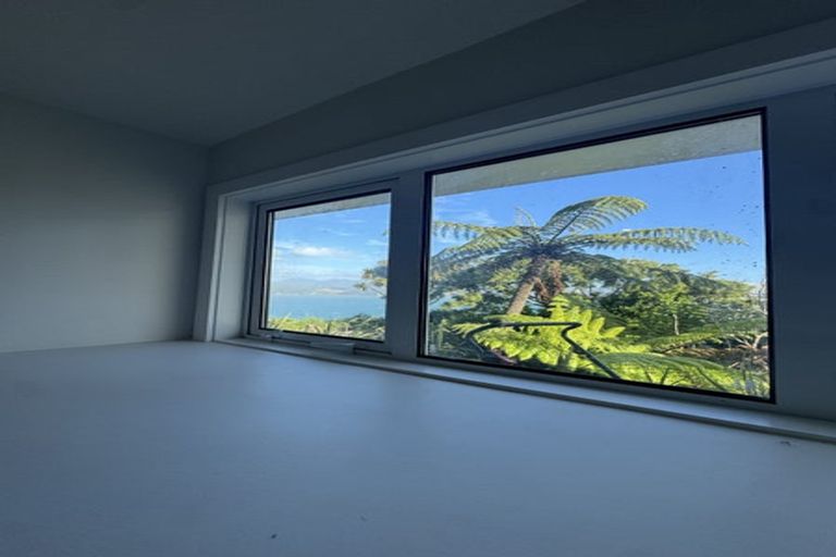 Photo of property in 174 Nevay Road, Karaka Bays, Wellington, 6022