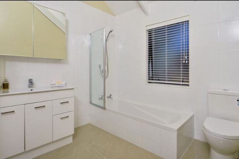 Photo of property in 2/23 Sunnynook Road, Forrest Hill, Auckland, 0620