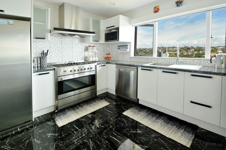 Photo of property in 42 Lynbrooke Avenue, Blockhouse Bay, Auckland, 0600