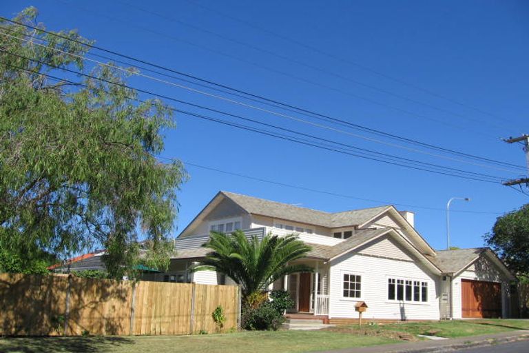 Photo of property in 1 Ocean View Road, Milford, Auckland, 0620