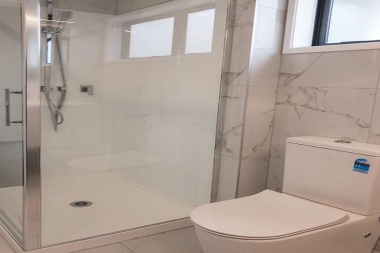 Photo of property in 60 Renata Crescent, Te Atatu Peninsula, Auckland, 0610