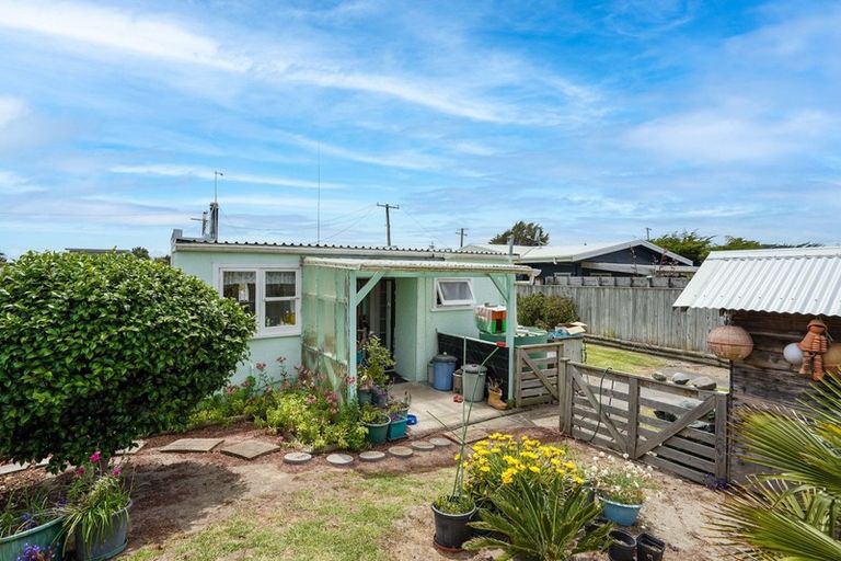 Photo of property in 16 Chrystal Street, Foxton Beach, Foxton, 4815