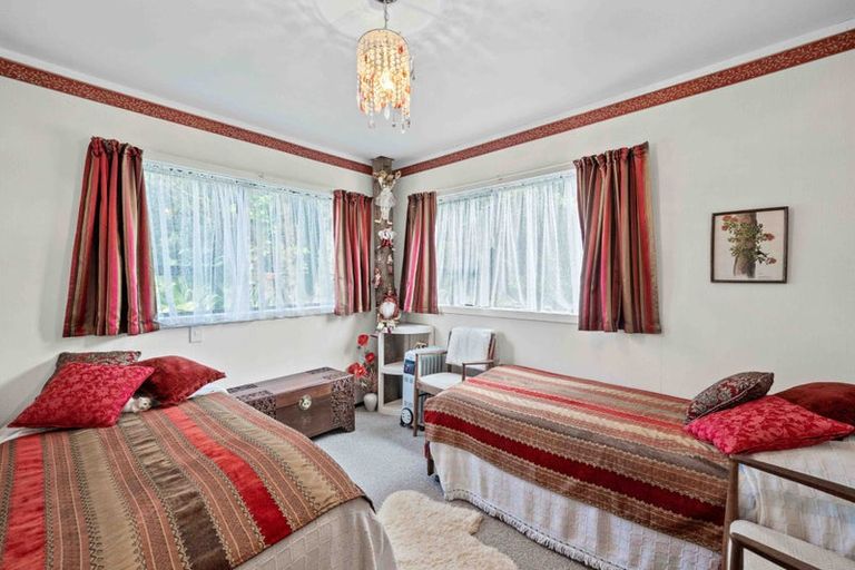 Photo of property in 48 Pokapu Street, Titirangi, Auckland, 0600