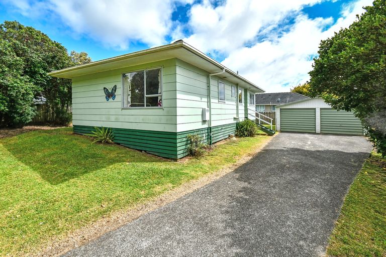 Photo of property in 10 Seaview Rise, Waiuku, 2123