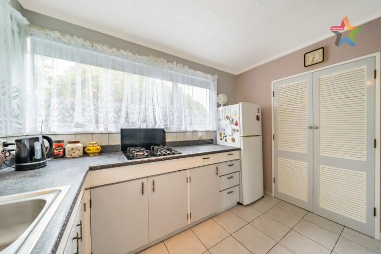 Photo of property in 2 Honeysuckle Grove, Maungaraki, Lower Hutt, 5010