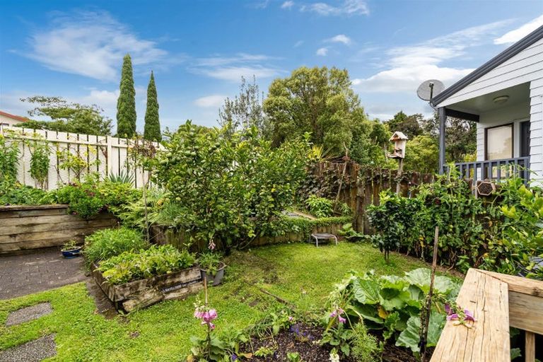 Photo of property in 3 Emery Grove, Bayview, Auckland, 0629