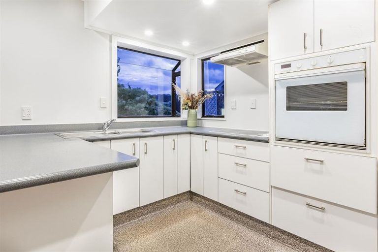 Photo of property in 10 Albatross Close, Whitby, Porirua, 5024