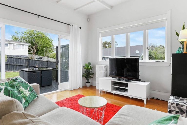 Photo of property in 4 Bowers Road, Glen Eden, Auckland, 0602