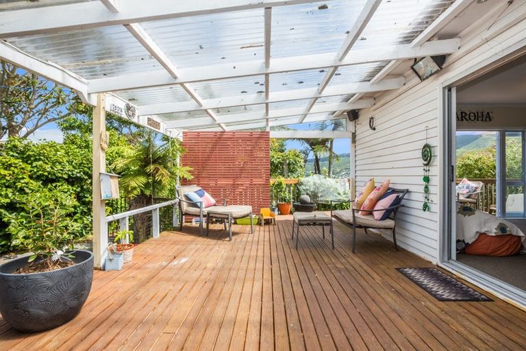 Photo of property in 16 Raroa Terrace, Tawa, Wellington, 5028