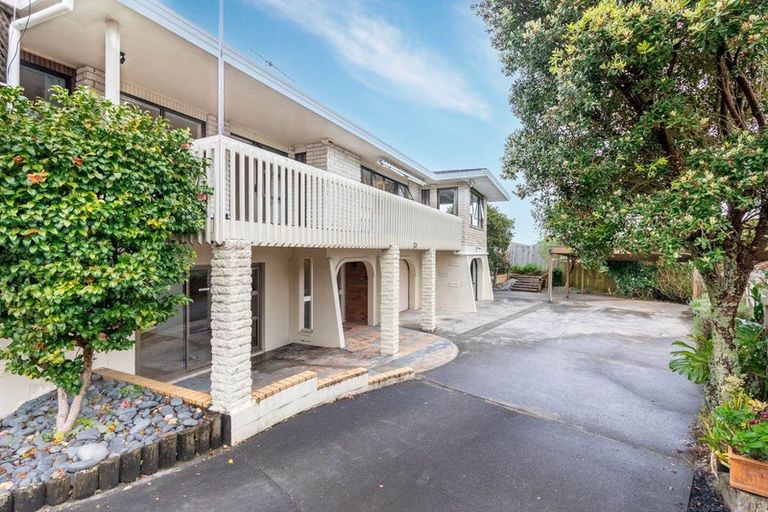 Photo of property in 16 Trevone Place, Forrest Hill, Auckland, 0620