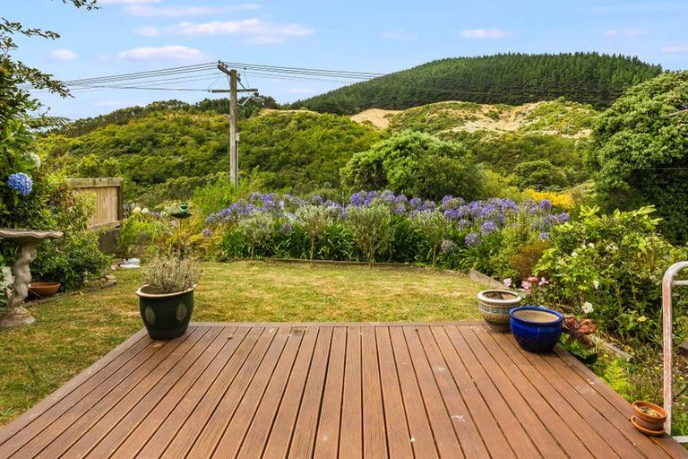 Photo of property in 16 Raroa Terrace, Tawa, Wellington, 5028