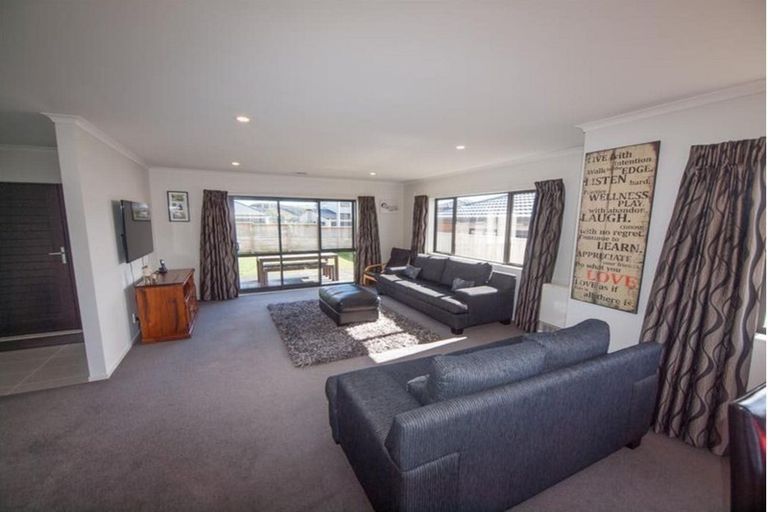 Photo of property in 212 Mark Avenue, Grenada Village, Wellington, 6037