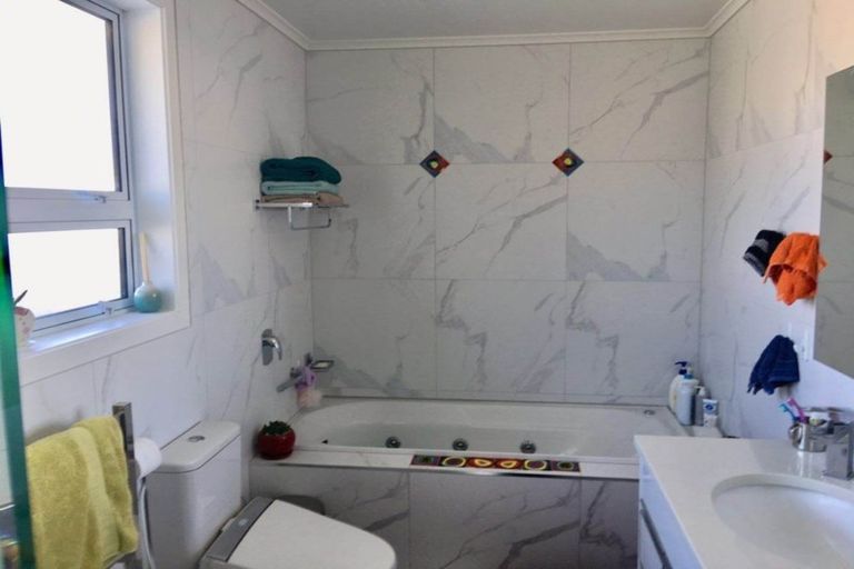 Photo of property in 12 Kereru Street, Henderson, Auckland, 0612