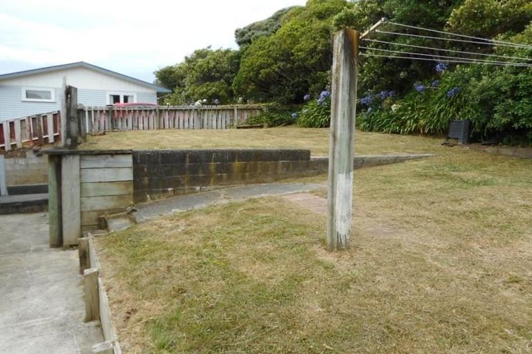Photo of property in 21 Kahikatea Grove, Paparangi, Wellington, 6037