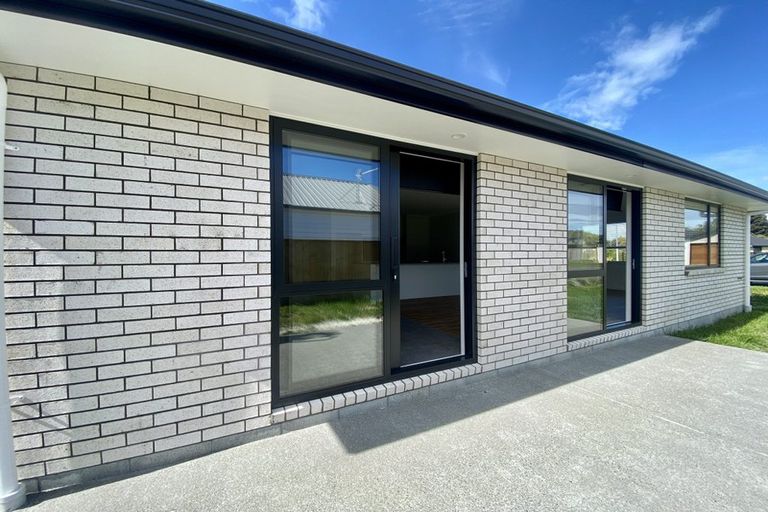 Photo of property in 16 Austin Reid Avenue, Carterton, 5713