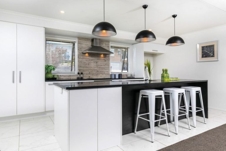 Photo of property in 2 Ruth Craig Place, Stanmore Bay, Whangaparaoa, 0932