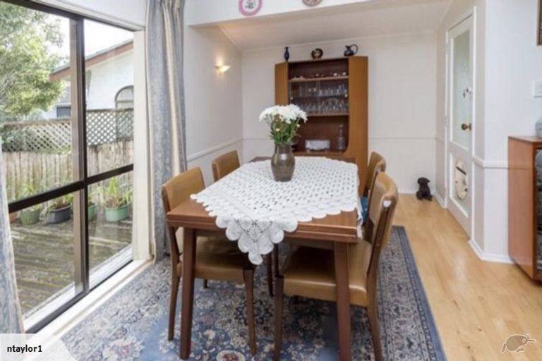 Photo of property in 6 Orinda Close, Botany Downs, Auckland, 2010