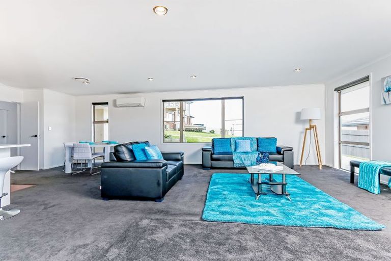 Photo of property in 87 Tiriwa Drive, Massey, Auckland, 0614