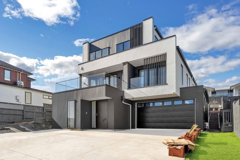 Photo of property in 28 Roxborough Place, East Tamaki Heights, Auckland, 2016