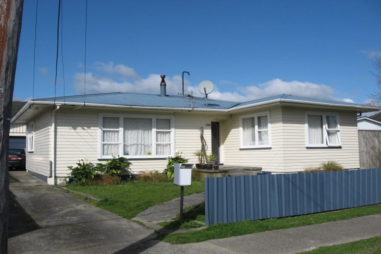 Photo of property in 208 Wellington Road, Wainuiomata, Lower Hutt, 5014