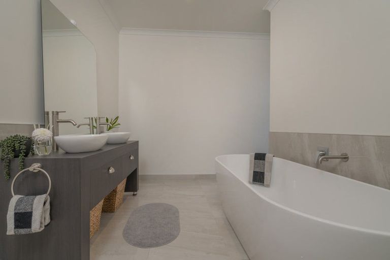 Photo of property in 35 Awatea Drive, Whitianga, 3510