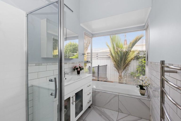 Photo of property in 11 Bowling Road, Greenmeadows, Napier, 4112