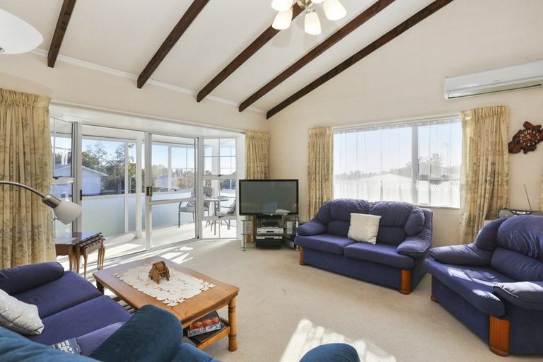 Photo of property in 28 Riversdale Drive, Merrilands, New Plymouth, 4312