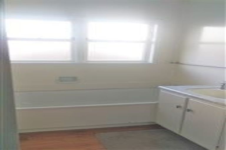 Photo of property in 1/2 Gordon Avenue, Milford, Auckland, 0620