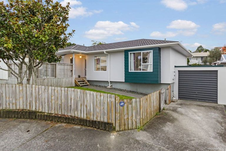 Photo of property in 2/39 Sungrove Rise, Sunnyvale, Auckland, 0612