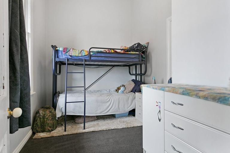 Photo of property in 233 Shakespeare Street, Leamington, Cambridge, 3432