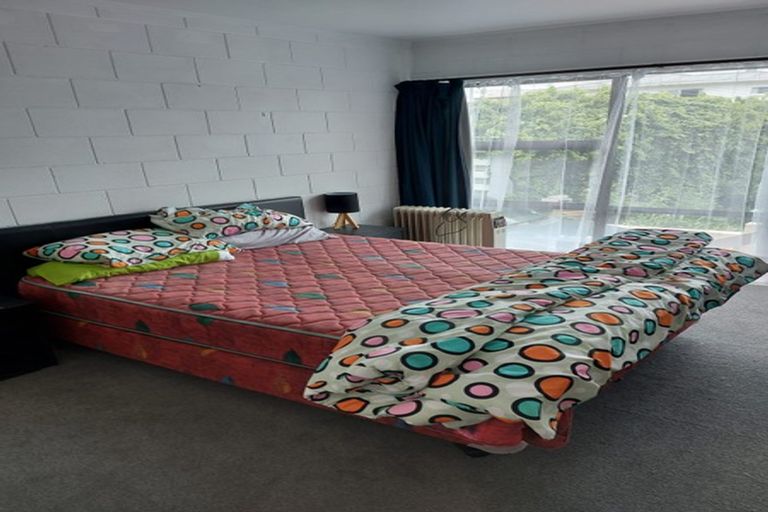 Photo of property in 2/90 Browns Bay Road, Rothesay Bay, Auckland, 0630