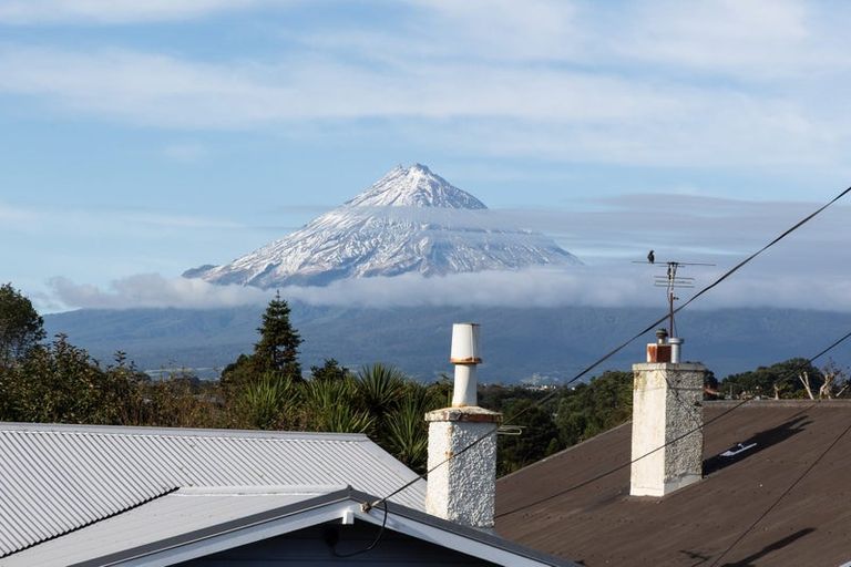 Photo of property in 10 Bulteel Street, New Plymouth, 4310