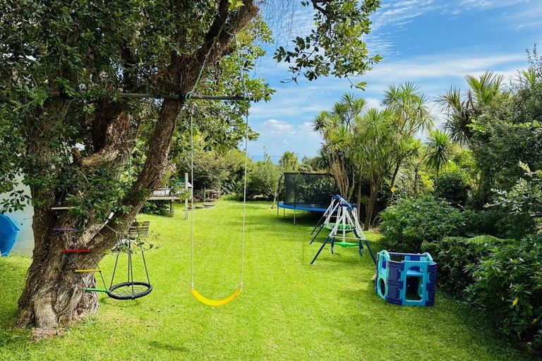 Photo of property in 8 Pendrell Road, Piha, New Lynn, 0772