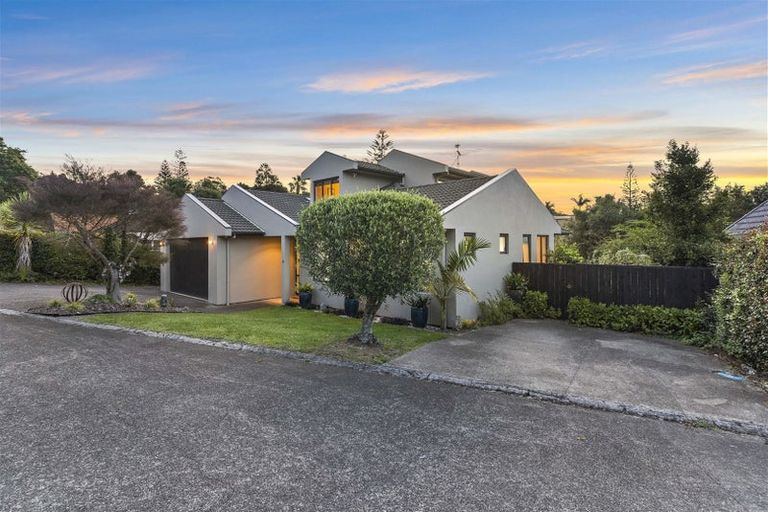 Photo of property in 16 Renlee Place, Shelly Park, Auckland, 2014