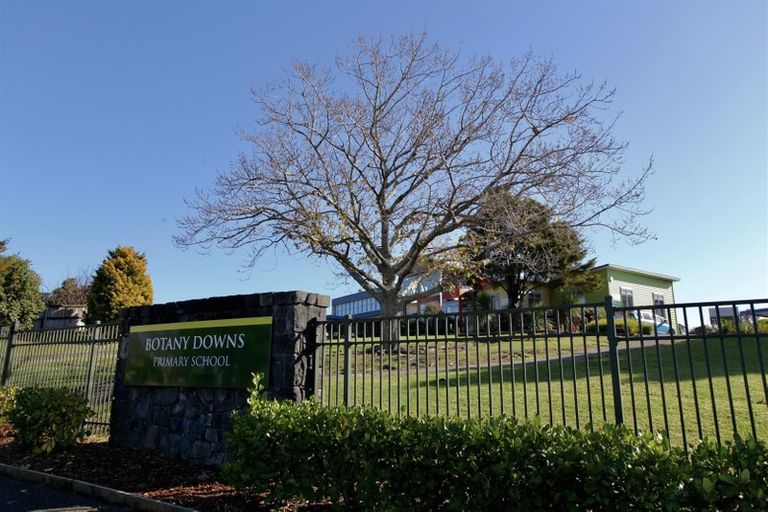 Photo of property in 1/48 Mirrabooka Avenue, Botany Downs, Auckland, 2010