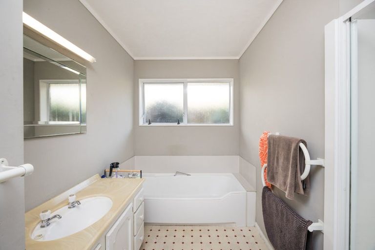Photo of property in 6 Truscott Grove, Awapuni, Palmerston North, 4412