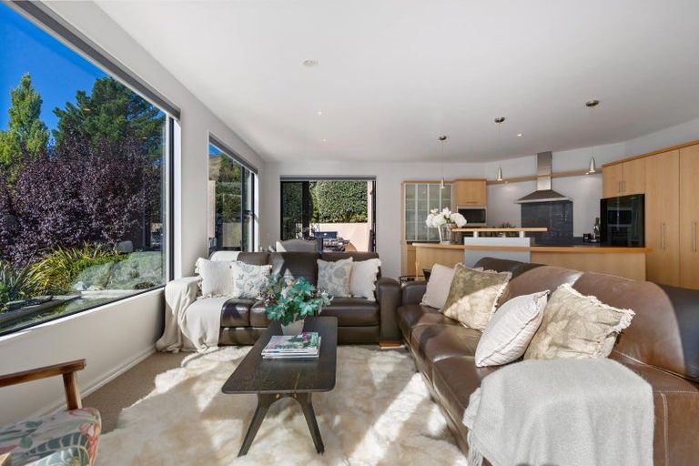 Photo of property in 17 Milward Place, Kelvin Heights, Queenstown, 9300