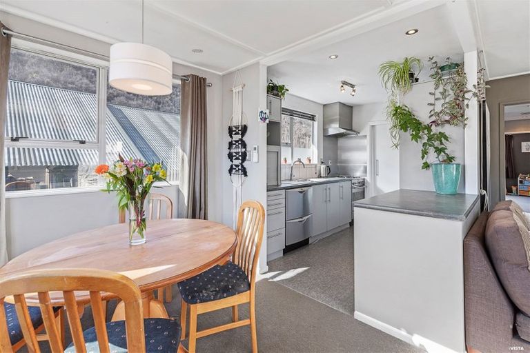 Photo of property in 16 Daveys Place, Arrowtown, 9302