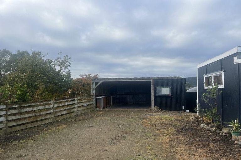 Photo of property in 103 Waikawa Beach Road, Manakau, Levin, 5573