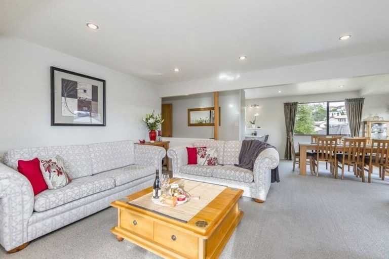 Photo of property in 33 Mandeville Place, Unsworth Heights, Auckland, 0632