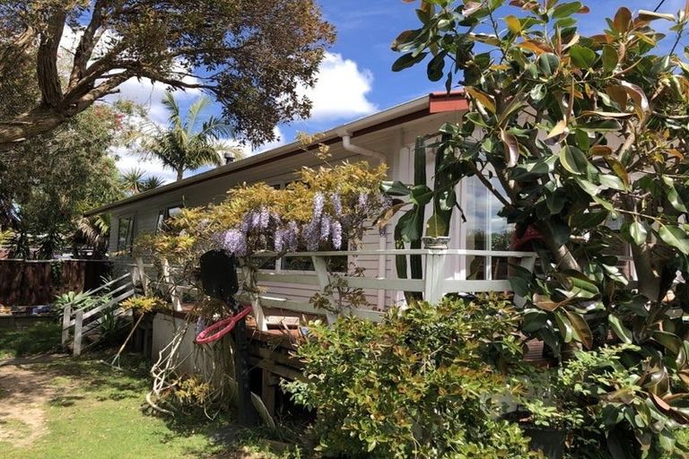 Photo of property in 1 Taioma Crescent, Te Atatu Peninsula, Auckland, 0610