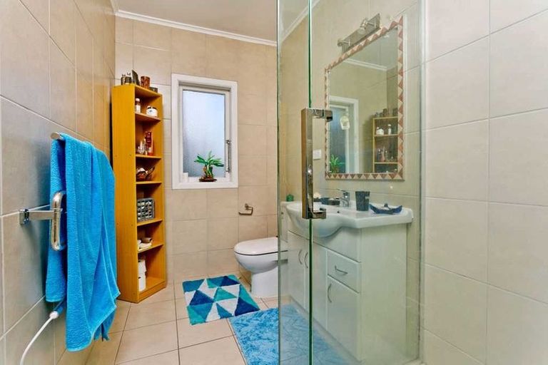 Photo of property in 57 Yeovil Road, Te Atatu Peninsula, Auckland, 0610