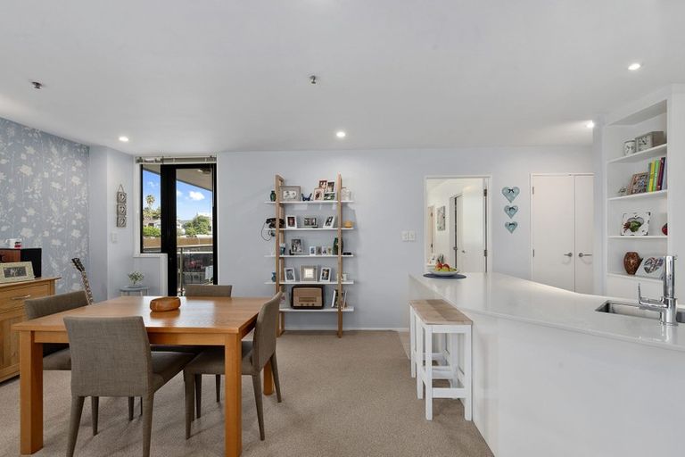 Photo of property in 2d/171 Hurstmere Road, Takapuna, Auckland, 0622