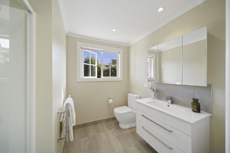 Photo of property in 16 Fenton Terrace, Cockle Bay, Auckland, 2014