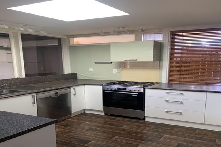 Photo of property in 2 Christensen Place, Forrest Hill, Auckland, 0620