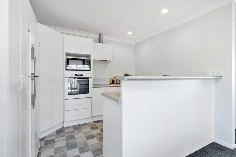 Photo of property in 2/8 Bronzewing Terrace, Unsworth Heights, Auckland, 0632