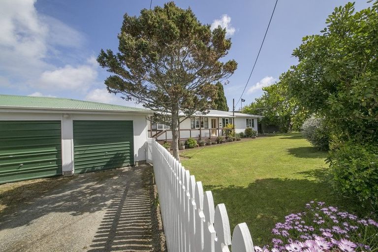 Photo of property in 18 School Road, Riverhead, 0820