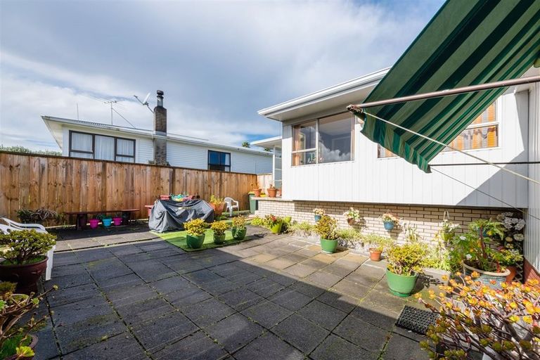 Photo of property in 70 Sylvan Crescent, Te Atatu South, Auckland, 0610